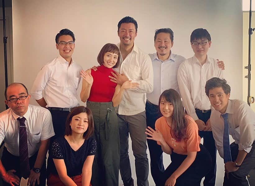 のインスタグラム：「ポジティブパワー全開な皆様と、笑いの絶えない楽しい撮影がありました🍒また改めて告知させてくださいね^ ^ ・ ・ ・ #ありがとうございございました! #撮影 #夫婦」