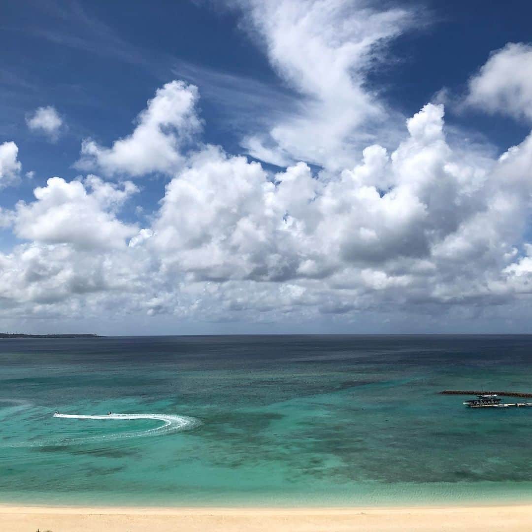 のインスタグラム：「・ 夏追いかけるの一旦やめて トウキヨウ帰ってきたら まだ夏だった ピス！  #エンドレスサマー」