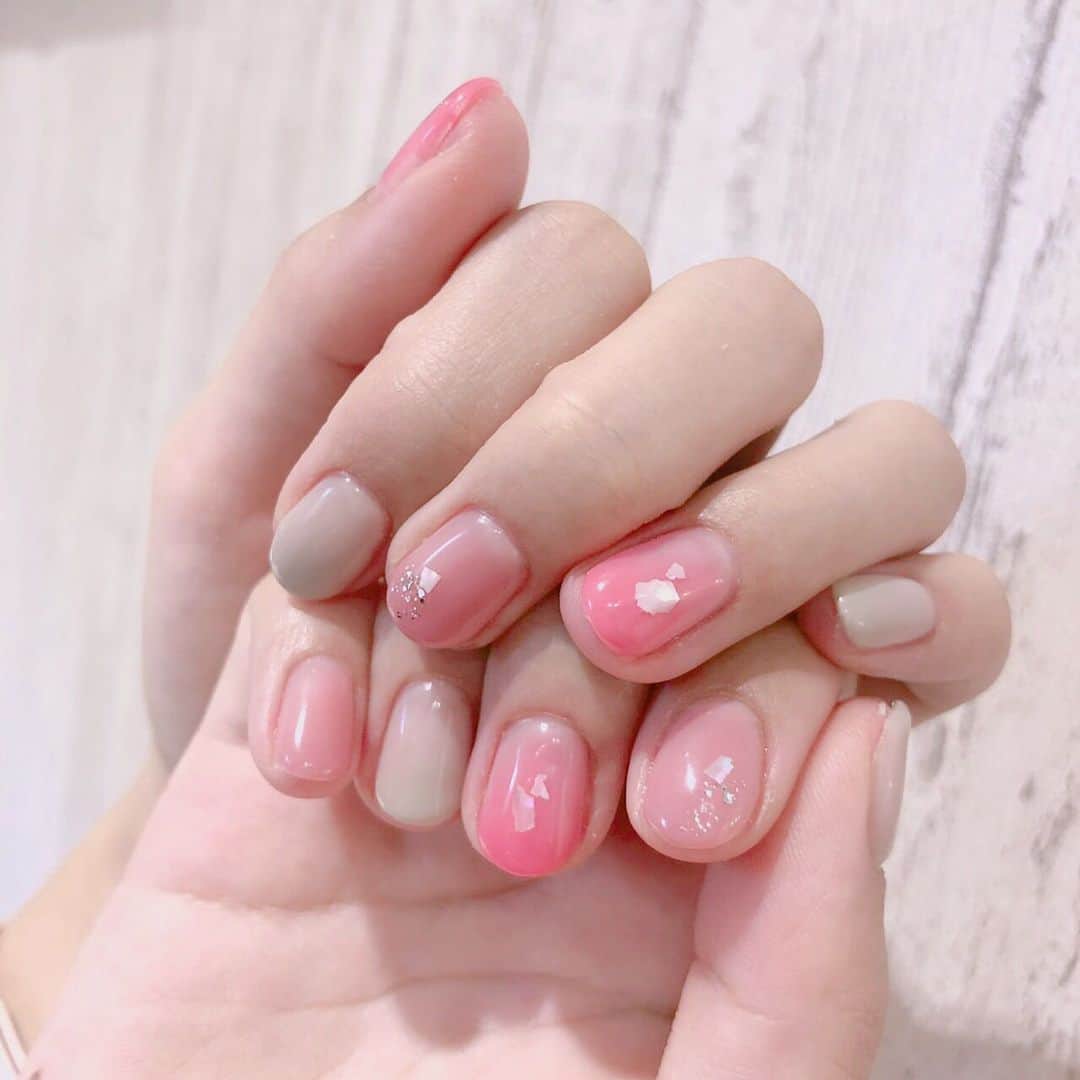 根岸愛のインスタグラム：「newネイル💅 グレーを入れてちょっと秋に近づけたけどまだ秋と夏の狭間って感じ🥳 Lapis新宿店 担当:manamiさん #nail #lapis #lapisnail #ネイル」