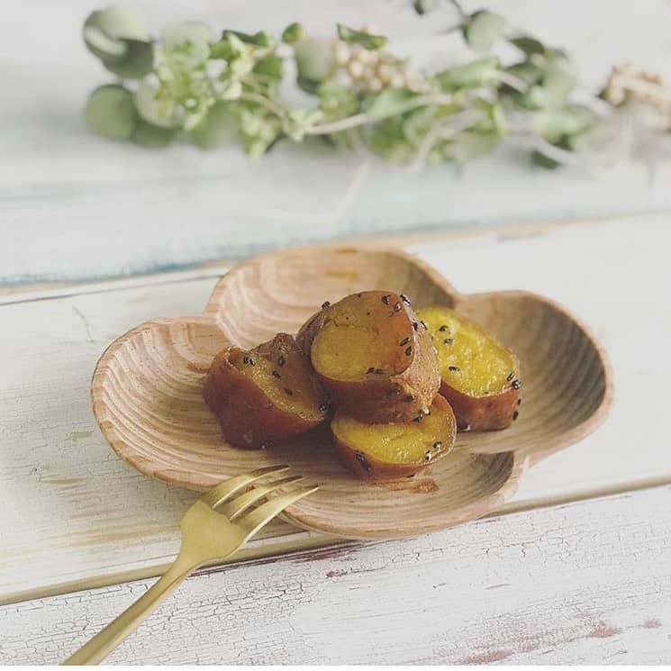 Locariのインスタグラム：「﻿ 暑さも和らぎはじめ食欲の秋がやってきました🎑﻿ この週末は秋の味覚の一つでもある、さつまいも🍠を使ったおやつ作りにチャレンジしてみてはいかがでしょうか？﻿ Photo　by　@i.am._.asami　さん﻿ ﻿ ﻿ ﻿ ﻿ #さつまいも#芋﻿ #レシピ #簡単レシピ #節約レシピ #秋 #おやつ #今日のおやつ #おやつの時間 #おやつタイム #手作りおやつ #サツマイモ」