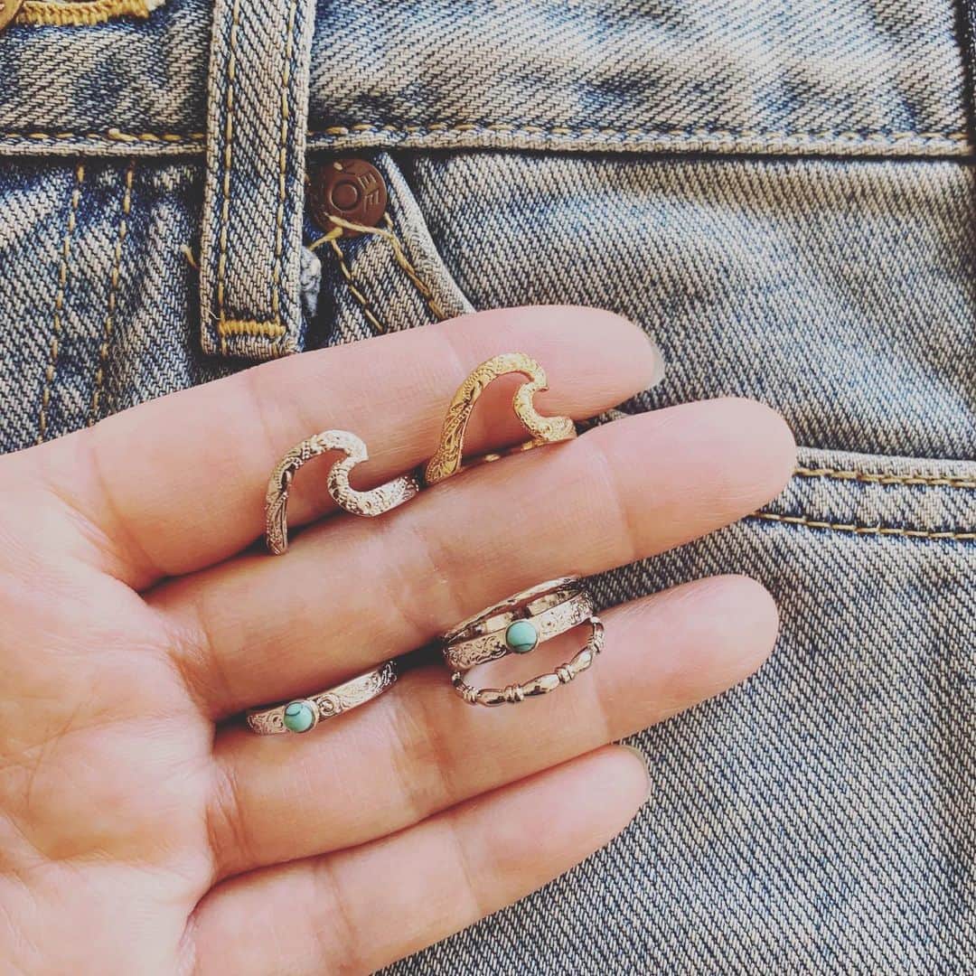 のインスタグラム：「hawaiian jewelry ring  ハワイアン柄の刻印の入ったリングたち💛 プチプラです🔗  クリックしてwebストアへ飛べます✈️」