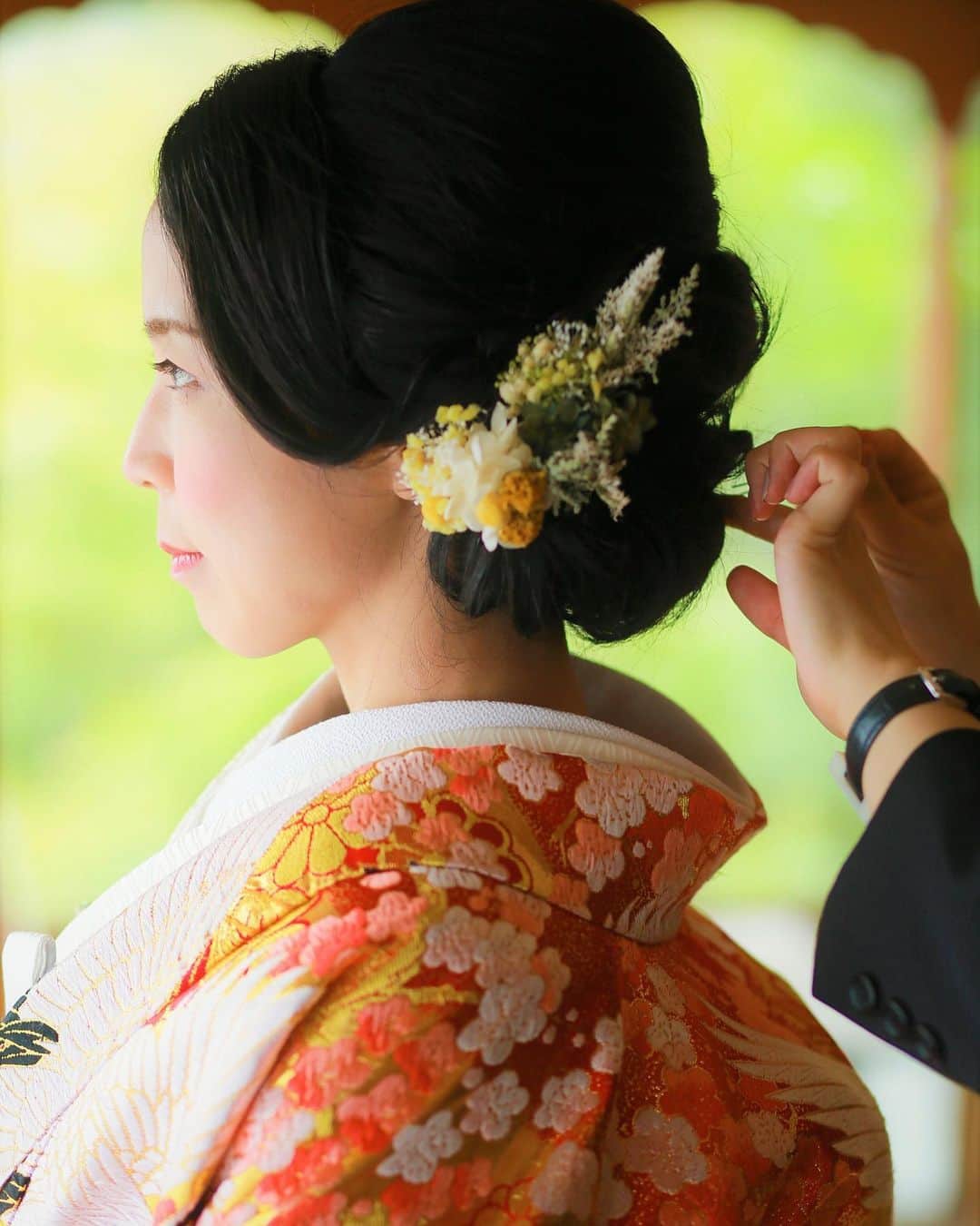 舞子ホテルのインスタグラム：「美しい横顔の花嫁様。 和装と、凛とした表情が素敵な1枚です✨#maikohotel #maikohotelwedding #maiko #wedding #weddings #smile #happy #love #antique #classic #kimono#natural #botanical #舞子 #舞子ホテル #舞子公園駅 #舞子駅 #結婚式 #プレ花嫁 #神戸花嫁 #ナチュラルウェディング #ウエディングフォト #着物 #和装 #和服 #和婚 #日本庭園 #神前式」