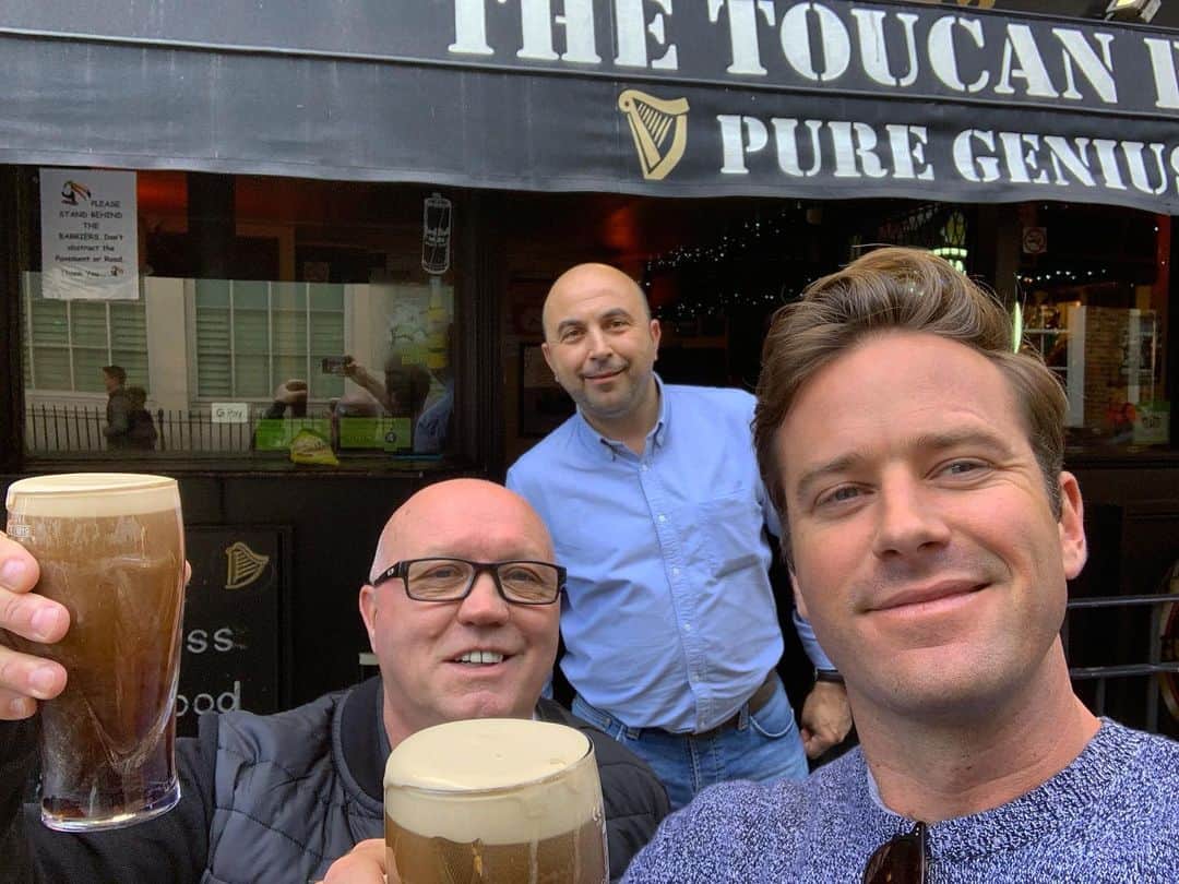 アーミー・ハマーのインスタグラム：「First stop back in London! Only thing missing is @jack_reynor」