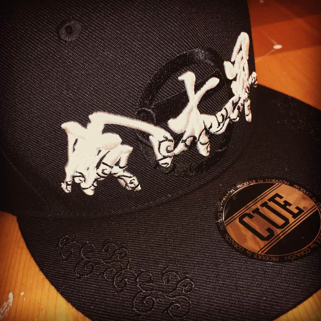 鈴木みのるさんのインスタグラム写真 - (鈴木みのるInstagram)「NEW CAP now on sale  #piledriver_harajuku  ついに鈴木軍CAPが入荷してきた。様々なデザイン案があったのだが、過去の傾向で「鈴木軍ロゴ」というか文字が圧倒的な人気だったので、このデザインになった。今日から原宿店舗先行発売！¥4320- 刺繍が艶かしい。。」9月6日 14時51分 - suzuki.d.minoru