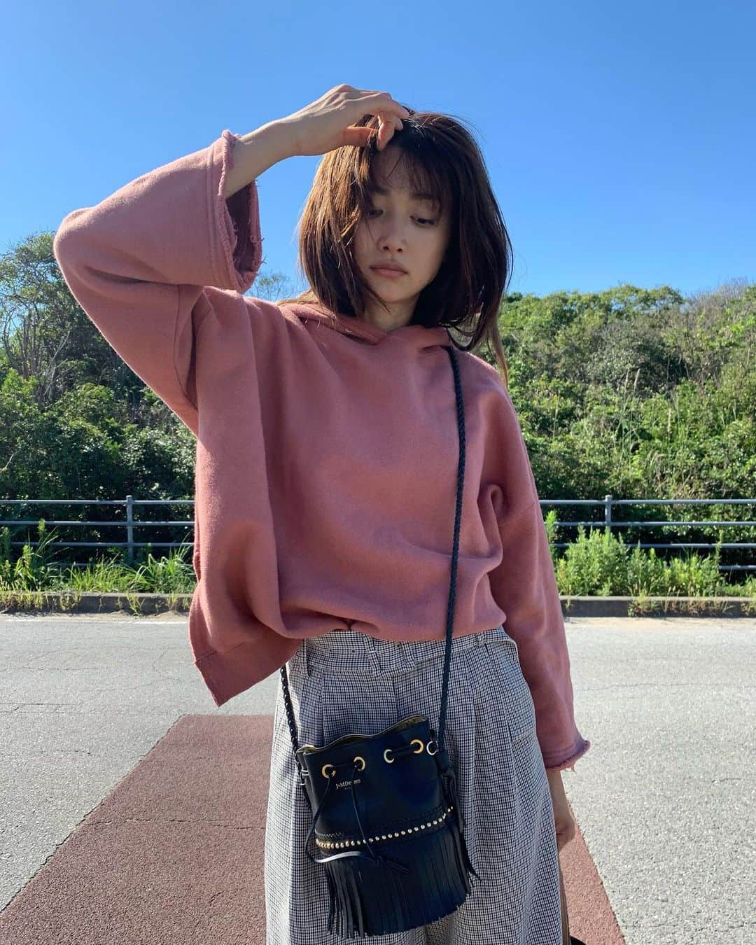 ヨンアさんのインスタグラム写真 - (ヨンアInstagram)「久しぶりに九十九里⤴️今日は夕陽の撮影でのんびり撮影してるよ！ @dodo_chiharu コラボスウェットの色が大大好き形も！どどちゃんのセンス大大好き! OOTD➡️➡️➡️ 👚 @sonnylabel 👖 @coel_y 👜 @jandmdavidson 👡 @balenciaga」9月6日 15時05分 - youn1029