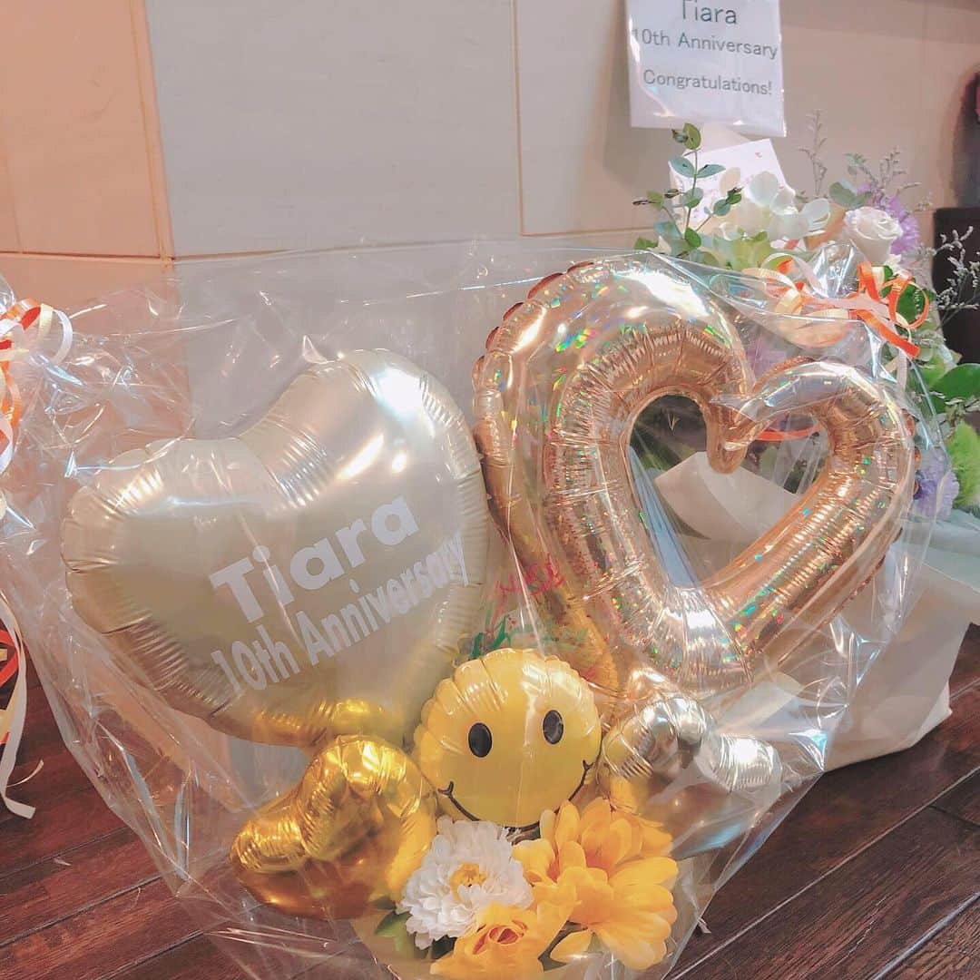 のインスタグラム：「友人達や事務所、マネージャーさんから頂いたプレゼント💕. . 有難うございます😍. . お祝いメッセージを下さった皆さんも本当に有難うございます❤️. . 皆さんから頂いた言葉を糧に、これからも前進していこうと思います😊. . #メジャーデビュー10周年. #ちなみにインディーズデビューから12年. #この世界に入ってから数えると. #芸歴20年になりました😂.」