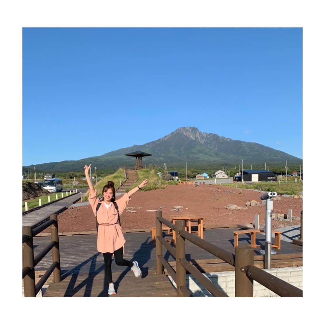 喜多よしかさんのインスタグラム写真 - (喜多よしかInstagram)「人生初の利尻島上陸⛰🏝✨ ・ 雲ひとつない快晴に恵まれ、利尻山の綺麗な姿を見ることができました💯👏💓 ・ ウニと泳ぐアザラシさんや、海に浮かぶ神社⛩ ・ などなど沢山満喫させていただいたので、少しずつ投稿いたします☺️💓✨ ・ #利尻島 #利尻富士  #夕日 #カメラ目線のアザラシ #ウニ #快晴 #北海道 #実家まで222キロ #大自然 #NHK #喜多よしか」9月6日 15時14分 - yoshika_1002_official