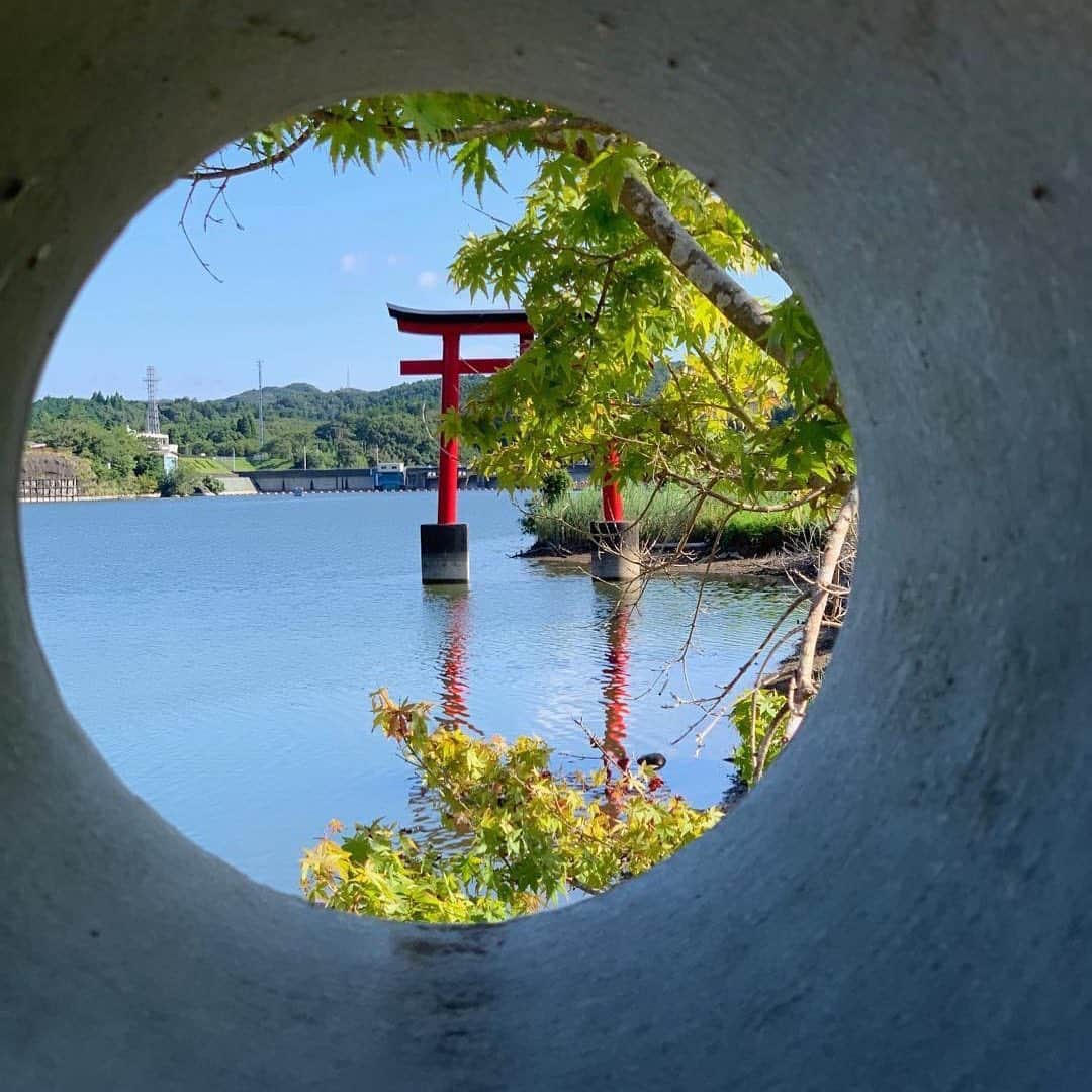 のインスタグラム：「石柱の穴から覗いてみると、そこには絶景が！ 濃溝の滝の近くにある、君津市の亀山ダムの水天宮。 行ってみたら、ぜひ穴を覗いてみてね😊📷 . . 【らぶちばseason8: @kittychan000　さんの投稿】 . . 千葉県の魅力あふれるラブちば写真を投稿して、プレゼントをGETしよう！！ . 応募方法は、Instagram応募とWebフォーム応募の２種類。 Instagramの応募では、毎月3名様に「チバザビーフ（みやざわ和牛）」をプレゼント。　※写真はイメージです そのほかのプレゼントはプロフィール欄のリンクから公式サイトでチェック！ . ▼Instagram投稿方法▼ ①公式Instagramアカウント『@love.love.chiba』をフォロー ②２つのハッシュタグをつけて、千葉の魅力あふれる写真をシェア 　#らぶちば8に応募 　#千葉　または　#chiba . （例） 館山市の〇〇海岸の景色がとってもきれい！ 夕暮れどきもおすすめだよ♪ #らぶちば8に応募　#千葉 . Season8でも、みなさんのステキな投稿写真をアップしてきますのでお楽しみに。 たくさんのご応募お待ちしています！ . . . #千葉カメラ旅 #千葉写真部 #千葉カメラ部 #ちばとぴ #ファインダー越しの私の世界 #東京カメラ部 #写真好きな人と繋がりたい #jalan_travel #jalan_natsu2019 #夏 #令和最初の夏 #夏休み  #summer #旅 #絶景 #日本の風景 #photo_jpn #地元らぶ #カメラ好き #写真好きな人と繋がりたい  #写真撮ってる人と繋がりたい  #カメラ女子  #写真好き #写真は心のシャッター #写真上手くなりたい  #写真部」