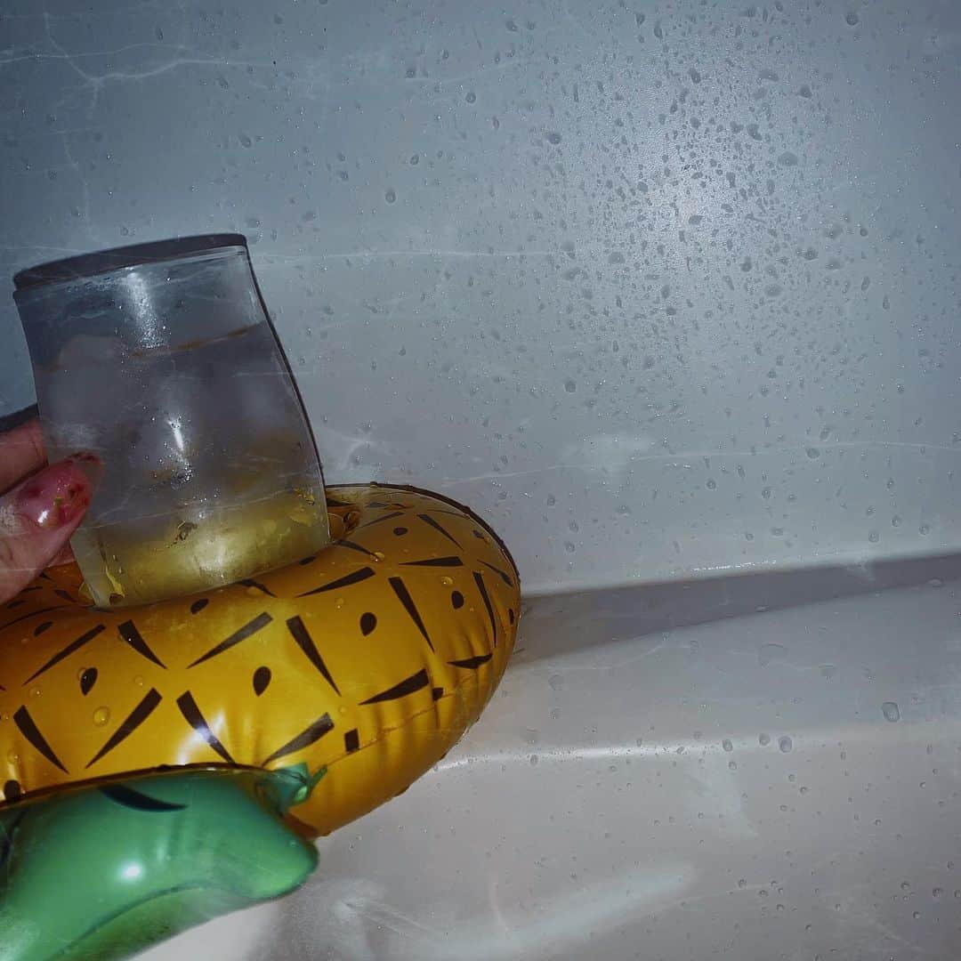 かれんのインスタグラム：「水分補給☺︎ たまには自分に休みをあげることも大切だよ」