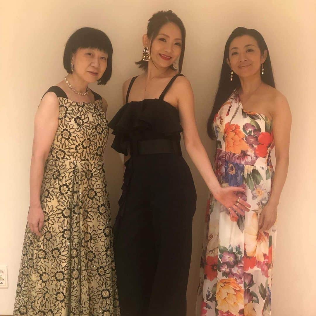 宮本美季のインスタグラム：「Thank you for coming❤️🇷🇺 We had an amazing time 😆 ロシアのウラジオストクでの日露文化交流コンサート、今年もアンコール沢山頂き大盛況でした❤️ウラジオストクに住む私のファンだという方から花束が届けられていて感激ーー😭楽しかったー！そして音楽は国境がないと実感！ ありがとうございましたー😊  今回の衣装は @0008infinity さんの黒のワンピースのパンツに真っ赤なエナメルのハイヒール👠大好評でした😊  #ロシアウラジオストク #経済フォーラム #日露文化交流」