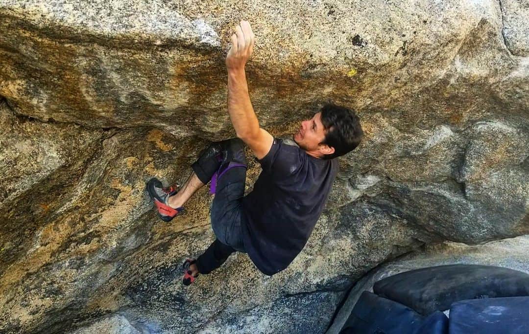 ポール・ロビンソンのインスタグラム：「It was cool to make a quick send of @jeremy_fullerton ‘s newish line at Lincoln lake the other day, “Tyree,” V12/8A+. Really hoping for some cooler temps soon! Projects on my mind 🤔🤔 #bouldering photo: @jeremy_fullerton」