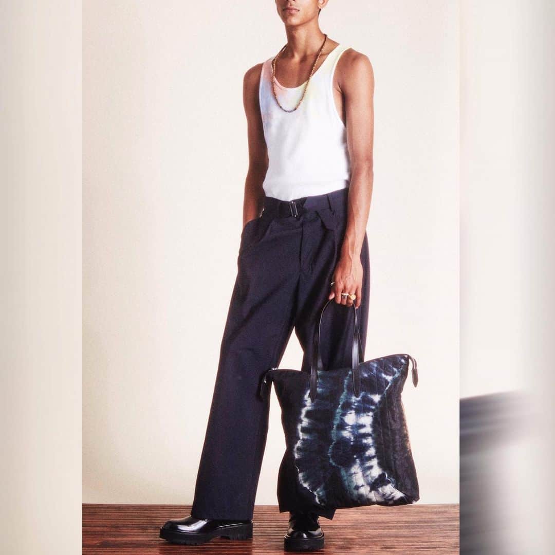 バーニーズ・ニューヨークのインスタグラム：「A tucked tank in a pair of wool trousers is an easy transitional look for the inconsistent September weather. Tap the look for outfit details.」