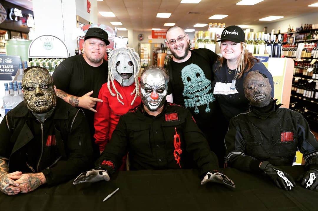 Slipknotさんのインスタグラム写真 - (SlipknotInstagram)「We’re here, Texas. Members of #Slipknot will be in attendance at @slipknotwhiskey bottle signings today in Austin and tomorrow in Dallas. Limited quantities available. Starts at 2pm. First come, first served.  September 6 • Austin, TX • Spec's Wines, Spirits & Finer Foods | 4970 US-290, Austin, TX 78735  September 7 • Dallas, TX •Spec's Wines, Spirits & Finer Foods | 9500 N Central Expy, Dallas, TX 75231」9月7日 0時54分 - slipknot
