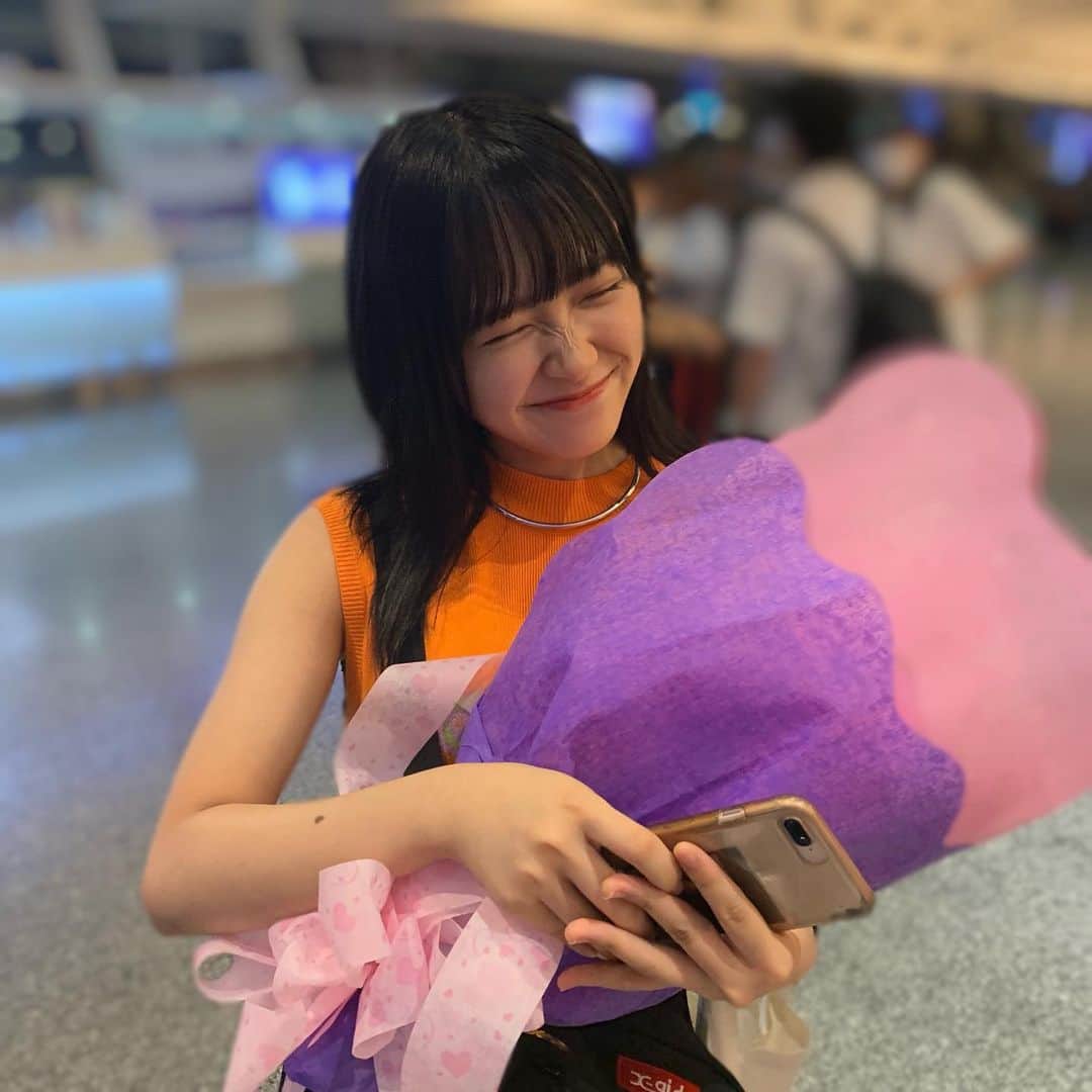 反田葉月さんのインスタグラム写真 - (反田葉月Instagram)「台湾初上陸致しました✈️ 空港で台湾のファンの方からお花を頂きました嬉しいありがとうございます🥺 明日から頑張ってくるぞぉ！！！」9月7日 0時54分 - tandahazuki_