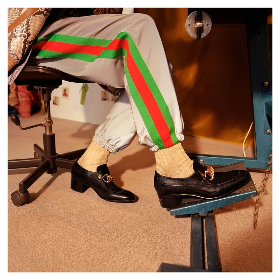 グッチさんのインスタグラム写真 - (グッチInstagram)「A modern take on men’s shoes from the 18th and 19th centuries, new loafers feature a chunky chain with Horsebit details. Discover more through link in bio. #GucciFW19 @alessandro_michele #AlessandroMichele」9月7日 1時00分 - gucci