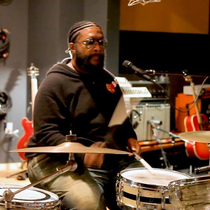 Red Bull Music Academyのインスタグラム：「Give the drummer some ⠀⠀⠀⠀⠀⠀⠀⠀⠀ @questlove sends us off into the weekend with a demonstration of his technique. ⠀⠀⠀⠀⠀⠀⠀⠀⠀ #Questlove #Drummer #Drumming #RBMA」