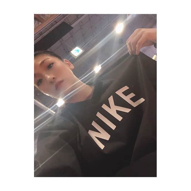 RENA（久保田玲奈）さんのインスタグラム写真 - (RENA（久保田玲奈）Instagram)「NIKEのメンズでピステ的なものが新作であってGETしてきたよー❤️ 私はMMAの練習ではメンズのSサイズを着てて、シュートボクシングとか立ち技とかウエイトトレーニングはレディースを着用してるよ✌🏻 冷えてくるこれからの季節にすごいいいアイテム！ずっと欲しかったから嬉しい😌💕 今週も明日で終わりだ‼️筋肉痛やばめだけど頑張るしかねー🔥🔥🔥🔥 #nike」9月7日 1時03分 - sb_rena