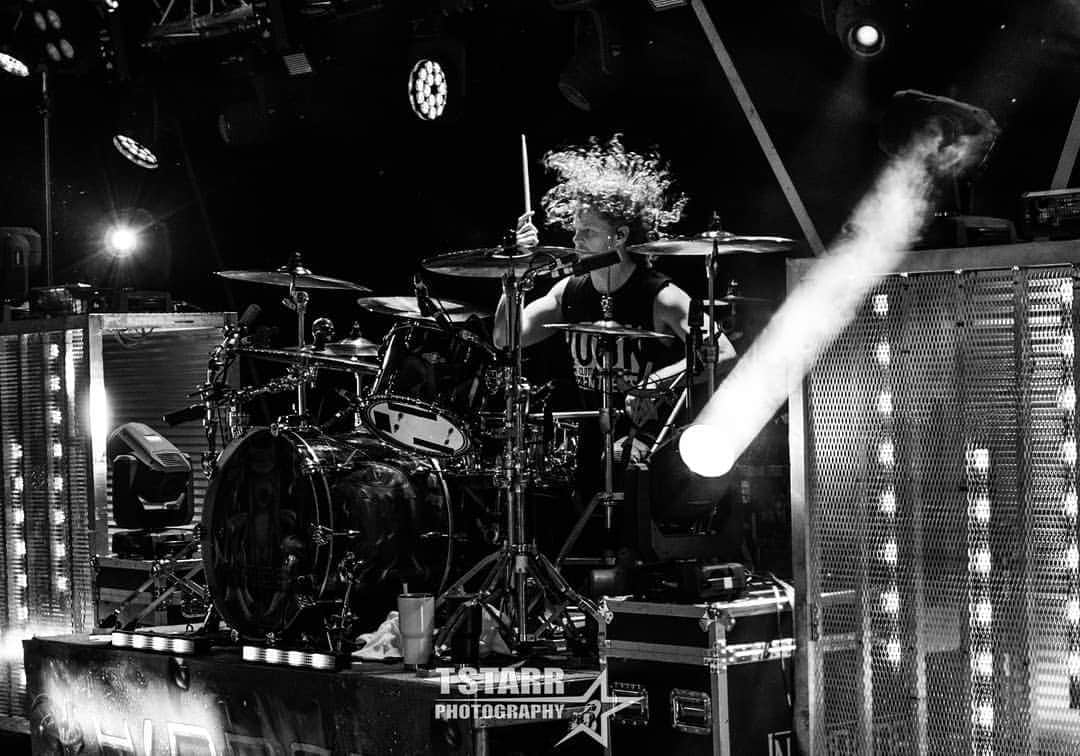 ヒンダーのインスタグラム：「OHIO—Comment 🥁🥁 if you are PUMPED for tonight!  #Lucky7Tour 📸: @tstarrphoto」