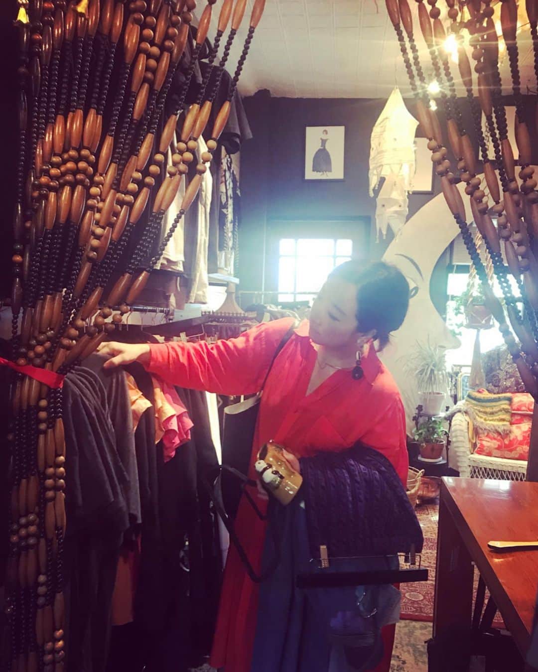 のインスタグラム：「右手に迷いを、左手にパンダを握っていたら夕陽が背中を押して来た。気づいたら太陽を背負っているではないか🌞 #TamuraPanda #だが最終的には連れて来ず 🐼 #redredred」