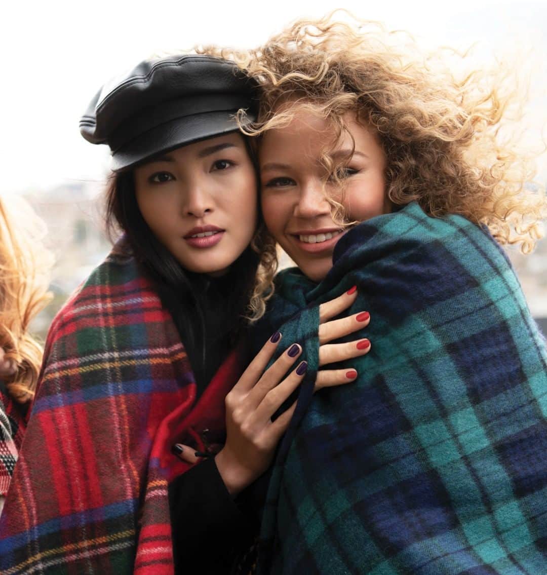 OPIさんのインスタグラム写真 - (OPIInstagram)「Mad about plaid and ready for the fall! Tag a friend that’s always on trend...you know, the friend that you wanna share your wardrobe with!!!⁠ ⁠ ⁠ #OPIObsessed #OPIProfessional #ColorIsTheAnswer #RedNails #OPIScotland #FallNails #DarkNails #NOTD #NailInspo #NailSwag」9月7日 1時15分 - opi