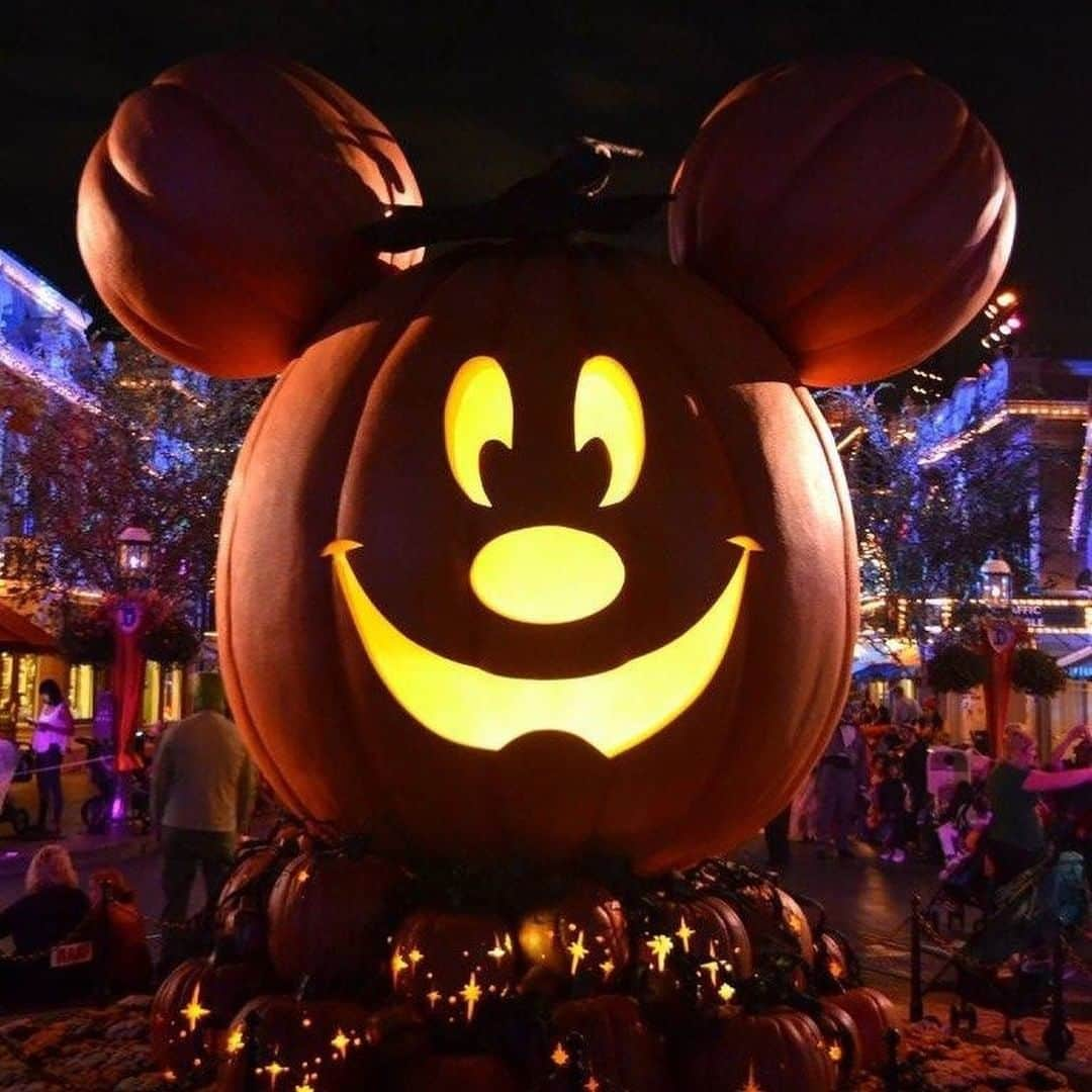 ディズニーランドさんのインスタグラム写真 - (ディズニーランドInstagram)「#HalloweenTime starts now! 🎃👻 Swipe right for your first spooktacular surprise. (📷: @natashas.magical.life @meetmeatthemickeypumpkin)」9月7日 1時25分 - disneyland