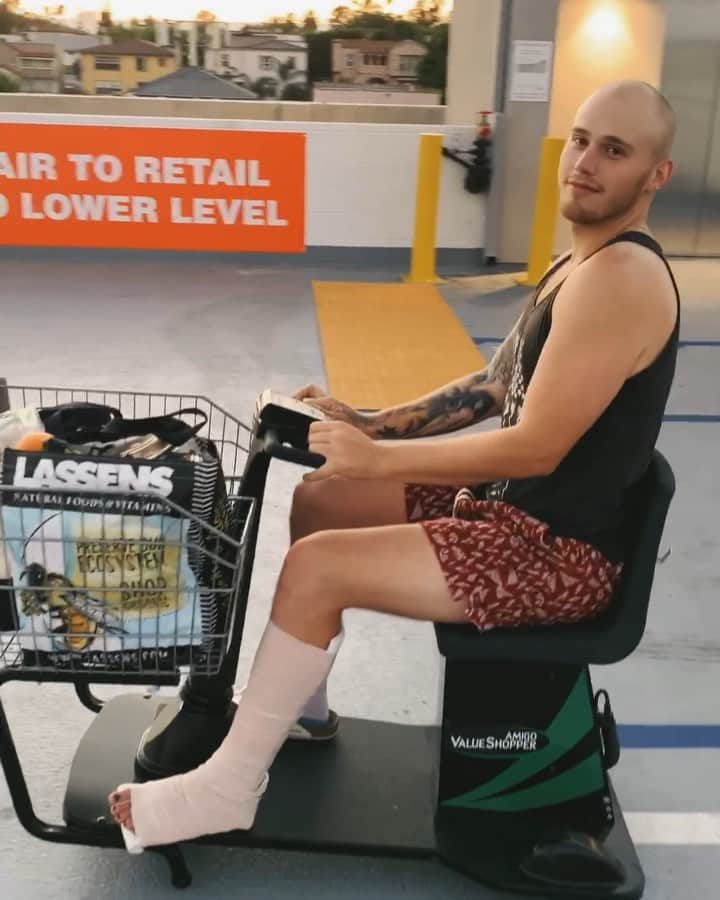 ブランドン・シェイアのインスタグラム：「The time finally came to properly use a grocery store electric scooter & it was magical.」