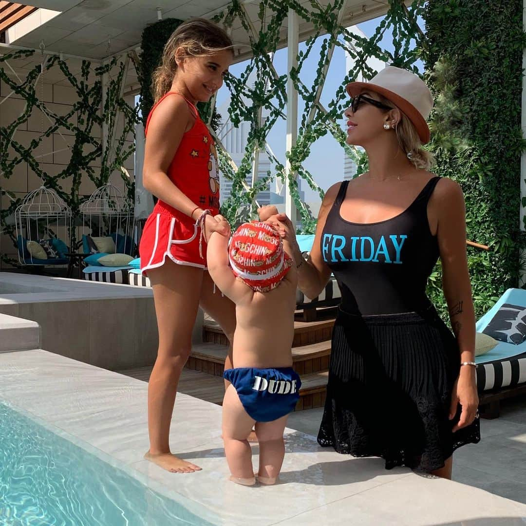 ジョエル・マーディニアンさんのインスタグラム写真 - (ジョエル・マーディニアンInstagram)「I love FRIDAY #familyfirst @ellakaddoura #dabdoob #joellemardinian #friday #weekend #fun #happy #staycation @waldorfdifc #difc #mydubai」9月7日 1時28分 - joellemardinian