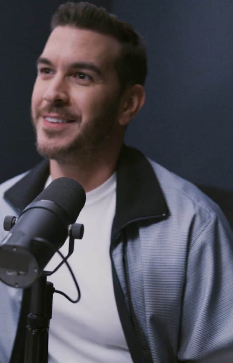 ペリーエリスのインスタグラム：「We stop by media personality @richdavis’s L.A office to get the lowdown on work prep, filming for TV and the styles that keep him ready for whatever life throws at him. https://bit.ly/2lI1VO4 #PerryEllis #LifeReadySince1976」
