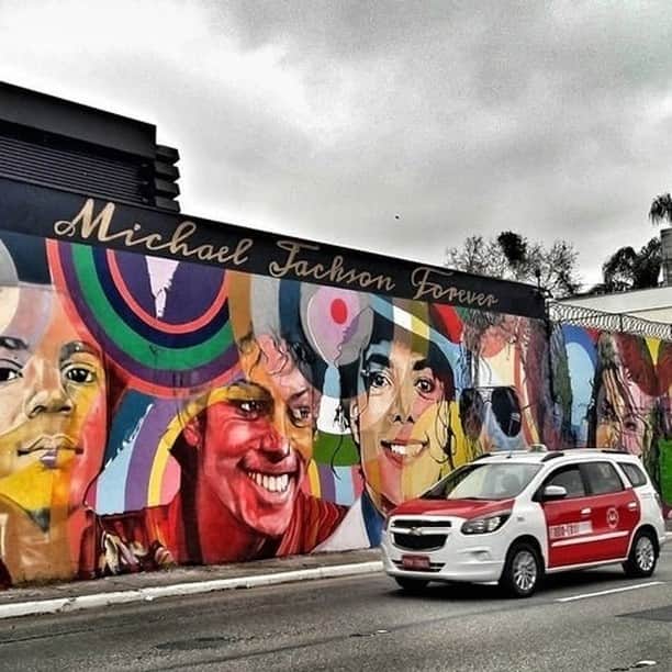 マイケル・ジャクソンさんのインスタグラム写真 - (マイケル・ジャクソンInstagram)「Michael’s special relationship with Brazil continues with a new mural dedicated to Michael in Sao Paulo by artist Paolo Terra. Who has seen it? #MJInspires #MJForever #StreetArt」9月7日 1時30分 - michaeljackson