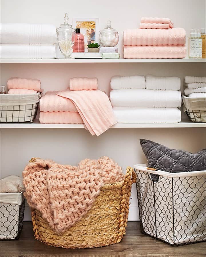 ロック&リパブリックのインスタグラム：「Linen closet goals. 😍 Make it a reality and earn $10 Kohl’s Cash for every $50 spent, through 9/8. #Kohls」