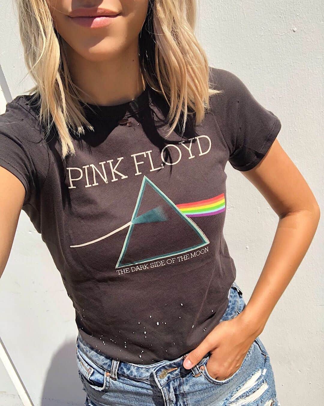 チェイサーのインスタグラム：「graphic tee of your dreams⚡️🌈 #pinkfloyd #graphictee #bandtee #chaserbrand @chaserbrand」