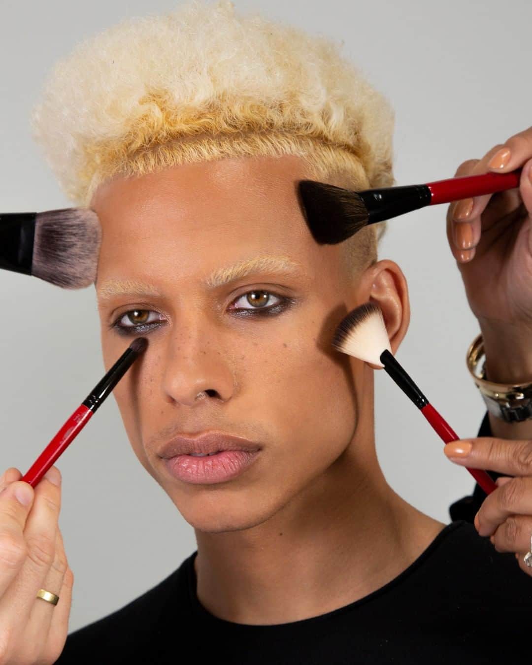 Smashboxのインスタグラム：「When you've got the glam squad on deck for Fashion Week 💆‍♂️💆‍♀️」