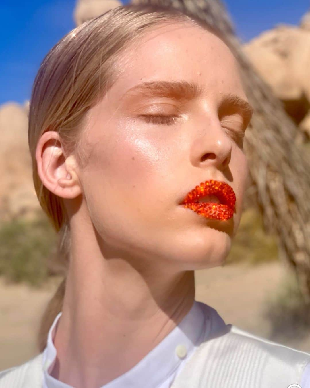 レイチェル・グッドウィンさんのインスタグラム写真 - (レイチェル・グッドウィンInstagram)「BTS of a bright 🍊 ✨ rhinestone pout on the stunning @abbychampion for @harpersbazaarus unretouched issue #rachelgoodwinmakeup」9月7日 2時02分 - rachelgoodwinmakeup