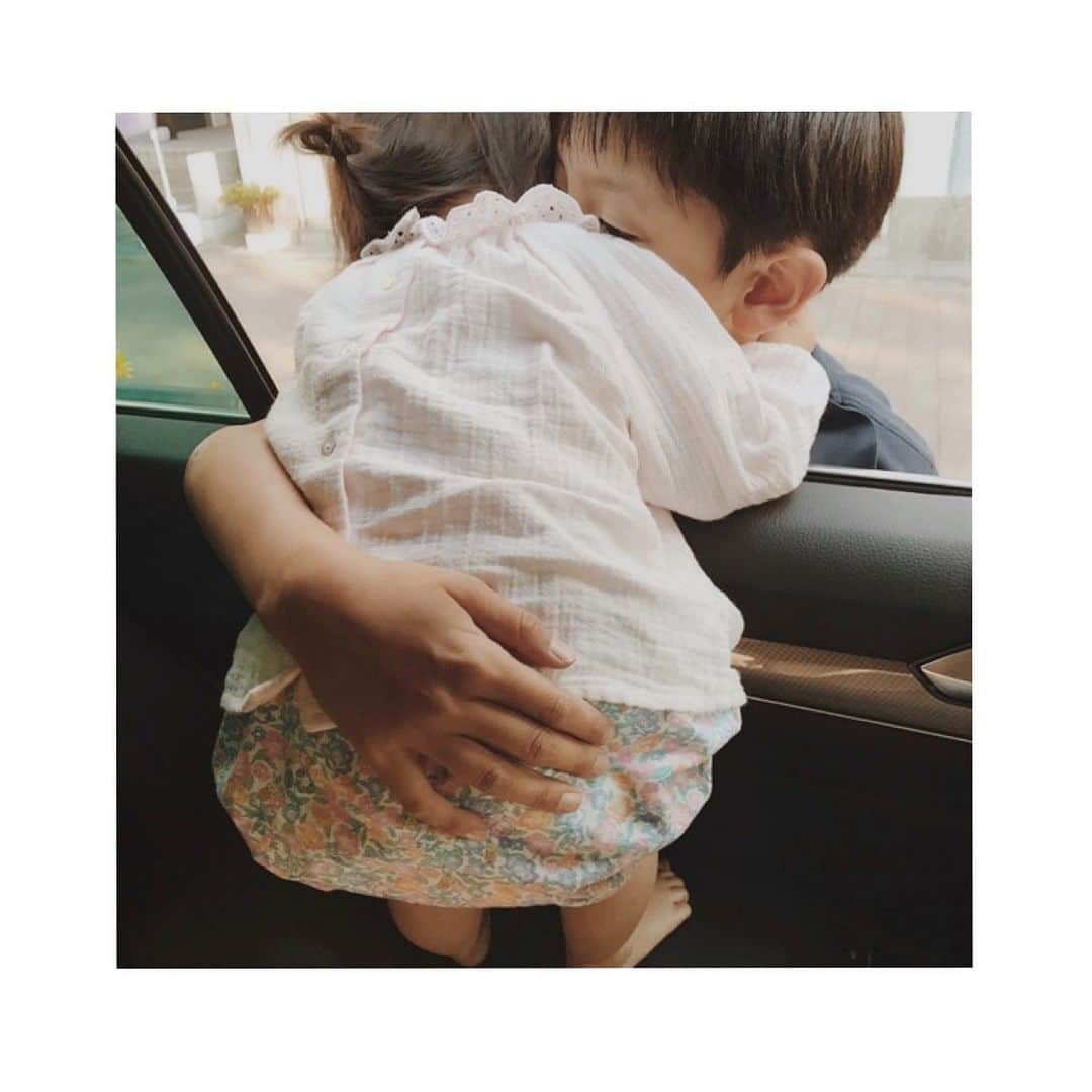 渡邊智子さんのインスタグラム写真 - (渡邊智子Instagram)「. . にぃに くもん いってらっしゃい . の、ギュ♡」9月6日 17時15分 - _tomomon