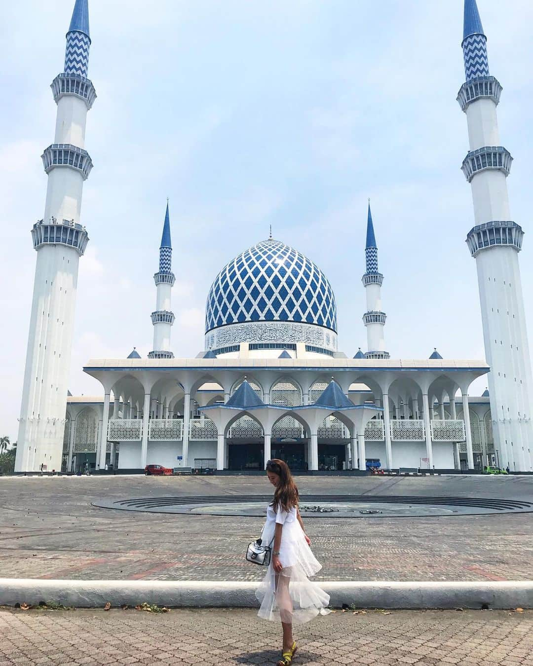 佐藤衣里子さんのインスタグラム写真 - (佐藤衣里子Instagram)「Masjid Sultan Salahuddin Abdul Aziz Shah🕌💙 #malaysia#kualalumpur#bluemosk」9月6日 17時18分 - eriko0625