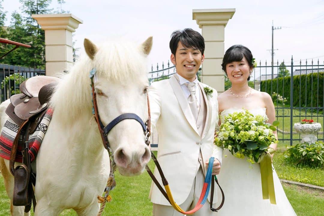 富山結婚式 ヴィラグランディス富山さんのインスタグラム写真 - (富山結婚式 ヴィラグランディス富山Instagram)「， ， 〜憧れの馬入場〜 ， 動物が好きな新郎新婦様 中でも新婦様は馬が大好きで幼い時から 「いつか結婚式をやるときは馬と一緒にやりたい！」 とずっと夢みていました ， ， 馬との結婚式を実現させるため， 挙式は完全貸切のプライベートガーデンで🌿 前代未聞の挑戦をヴィラグランディススタッフ一同と 力を合わせて創り上げました✨ ， ， 夢を叶える場所 憧れを実現させる場所 それが結婚式場です ， お二人にとってこの日が 一生の想い出になりますように♡ ， ， ， ， ， ， ， ， ， ， ， 他の写真も気になる方はプロフィールから 公式HPをご覧ください▶︎▶︎▶︎」9月6日 17時35分 - villagrandis_toyama