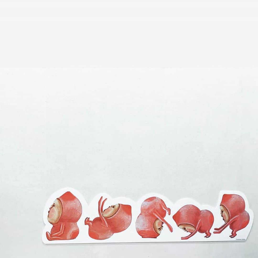久保陽香さんのインスタグラム写真 - (久保陽香Instagram)「. 可愛くて可愛くてずっと笑ってた。 今年の夏はたくさん桃を食べました🍑  #なばたとしたかこびとづかんの世界  #こびとづかんの世界 #カクレモモジリ」9月6日 17時37分 - kubo_haru