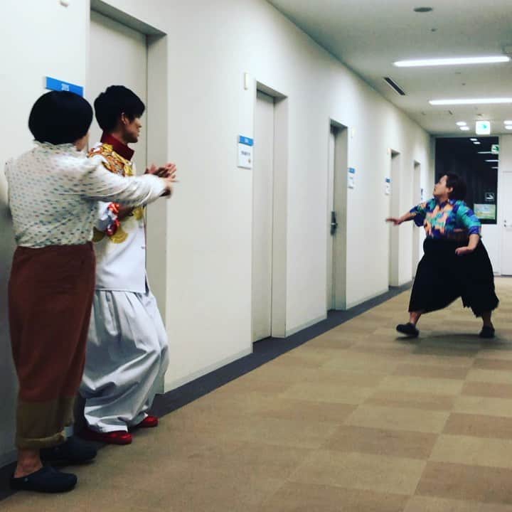 おかずクラブのインスタグラム：「ゆいPです！！！ 先日、ボイメンさんのライブに行ったとき客席に来てくれたつーじーがかなりやばかったので、その時のモノマネを今日たまたま会ったので、本人の前でやりました。  あれはハイタッチなのか？という暴れっぷりでした。  私達とハイタッチしてくれた時、目が合ってるようで、その目には何も映していなかったつーじー。  本人いわく、なるべく沢山の人とハイタッチしたくて夢中だったそうです。  なんていい奴なんだ…。 つーじー。  #ボイメン #boysandmen  #辻本達規 #つーじー」