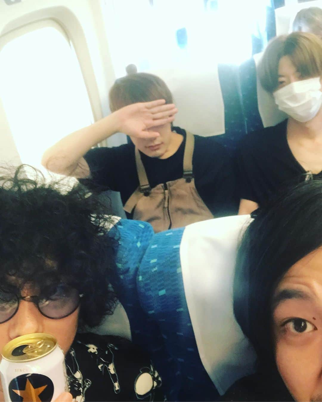 THE BAWDIESさんのインスタグラム写真 - (THE BAWDIESInstagram)「明日は大阪にてOTODAMA '18-‘19 ～音泉魂～！！ 去年、僕らも出演予定だったのですが、台風の影響で中止にせざるを得なくなってしまったOTODAMA。その時の悲しみ、鬱憤を明日の太陽に変えて朝一から思いっきりやらせてもらうつもりです！皆々様、楽しみましょう！！！ jim #thebawdies #otodama #去年から楽しみにしてました #1枚目 #大阪に向かう我々 #2枚目 #ローディーのQ太郎さんのバイクにまたがるわたしとTAX #三枚目 #今日2分で描いたマネージャー橋本の絵とその本人 #絵はjim文はtax」9月6日 17時43分 - thebawdies