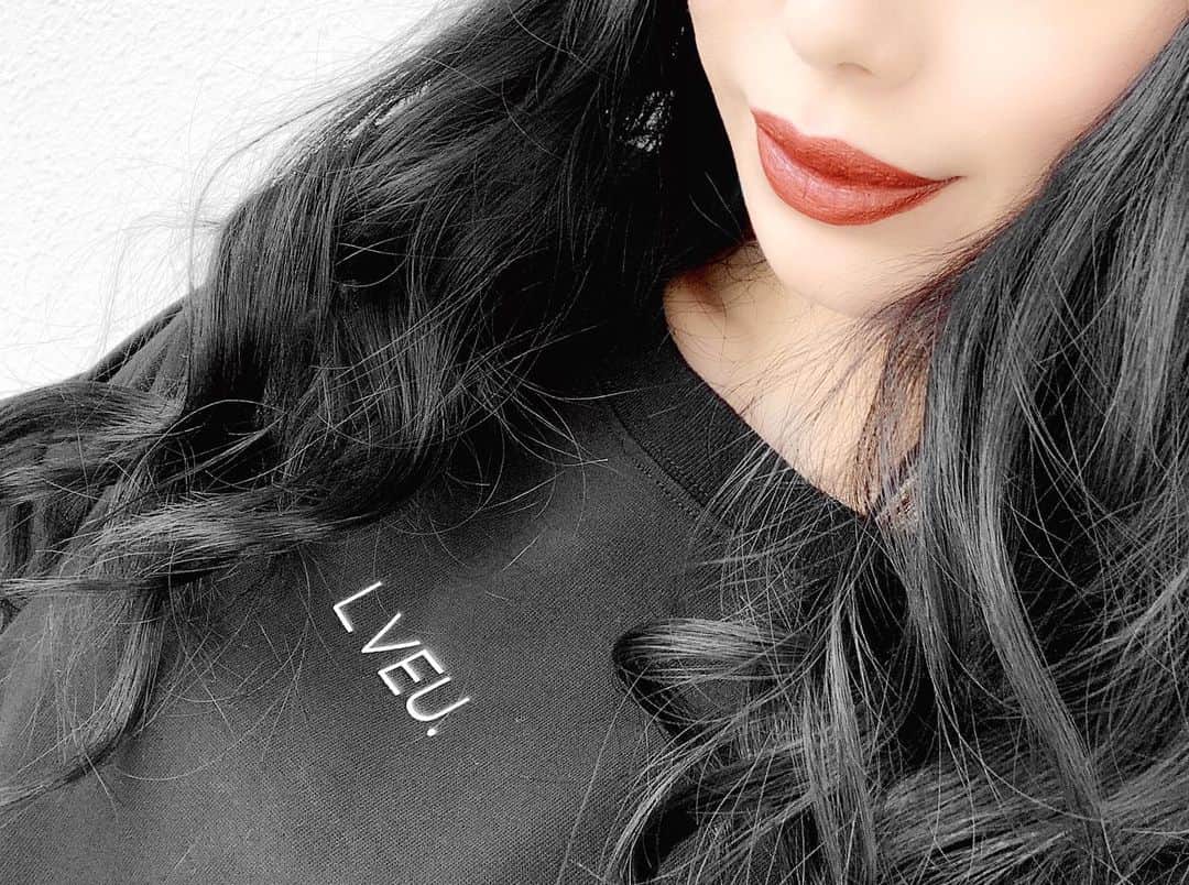 lve_xxxxのインスタグラム：「.﻿ .﻿ 今夜(9/6 20:00〜)発売になる﻿ @lveu.official ﻿ ﻿ ☑︎ LVEU.Original Logo T-shirt BLACK / WHITE 【2色展開】﻿ ﻿ ロゴ系のご要望を有難い事に多数頂き、﻿ original tee作りました🙈🖤﻿ ﻿ ※数に限りが御座います﻿ 再販の予定は現在御座いません。(多分)﻿ ﻿ 綿100%の厚手の生地感﻿ ﻿ これから季節まだまだ活躍💯﻿ 冬場とかVネックのKnitとかと﻿ 合わせても良きかと🤔﻿ ﻿ 個人的に色々合わせ妄想しております😊✨﻿ ﻿ 長めの袖感にしたので﻿ 気になる二の腕隠しはバッチリ👍﻿ 個人的なアレですが…﻿ 二の腕隠せる袖丈、重要🎯﻿ ﻿ ロールアップしても着て頂いても﻿ 良きです🙆‍♀️﻿ ﻿ ﻿ 他新作大量に入荷致します☺︎﻿ ﻿ 是非今宵20:00  LVEU. Web Store 🛒に﻿ お越しくださいませ🙇‍♀️ ﻿ 皆さまのお越しをお待ちしております🖤﻿ ﻿ ﻿ #LVEU.  #ラブユ﻿ #ロゴT #tee #monotone ﻿ #White #black #🐼 #🦓 #🎱﻿」