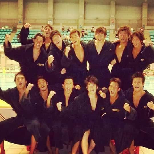 志賀光明のインスタグラム：「日体大のみなさん インカレ頑張ってください。 . . @nssuwaterpolo #memory #champion #6yearsago #自分の代で初めて優勝した時 #泣いた . . 実は 小、中、高とキャプテンの時は1度も優勝したこと無かったから😭」