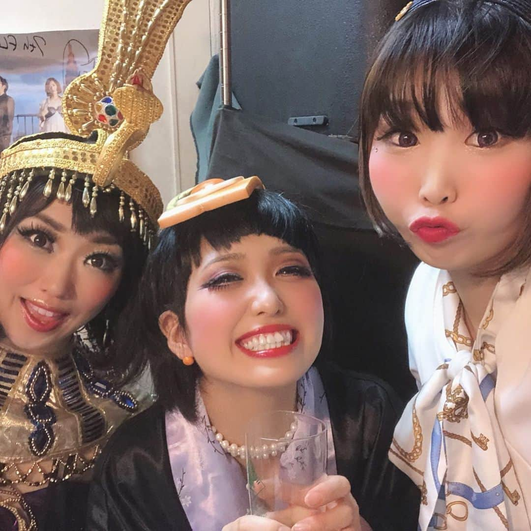 RINGOさんのインスタグラム写真 - (RINGOInstagram)「👠✈️💄 9/4水 midweek burlesque に出演させてもらってきました😊 こちらは毎月第1水曜日 #渋谷7thfloor で21:00-23:00に行われている #バーレスクダンス のイベントです💖 ※バーレスクってお店の名前じゃなくて、バーレスクダンスってジャンルね😊 主催のviolet evaさん( #紫ベビードール )はラスベガスで行われているバーレスクの世界大会 #bhof などで数々入賞されていて、日本のバーレスクを牽引されている方です💖💖 実際ラスベガス行った時、私が日本人てわかるとみんなevaさんって言ってた💖 • なのでこのイベントに来ると、国内外の最新のバーレスクダンスを観れるし、情報を得れます✨ • そして、毎月やってらっしゃるので、 お客様たちがまたプロ😊✨ おしゃれしてバーレスクダンスを楽しむお客様たちがいてこそ、バーレスクが成り立つ😊💖💖💖 そこも好き❗️❗️❗️❗️❗️❗️❗️💖 • • 共演させていただいたのは QUEENリップシンクの #フレイディ さん #神崎みい さん #鷹島姫乃 さん #stellavaroballoon ちゃん ステージキティンの @cherie0708 ちゃん DJの @viberaski さん でした💖💖💖 • • #ビニ本 もたくさんの方に手にとっていただき、ポップ作った甲斐がありました😂😊 • • とにかく楽しかったー💖💖💖 バーレスク大好きーーーー💖💖💖💖💖💖💖💖💖 わたしの好きなバーレスクもっと世に広まれー😍😍😍😍😍😍😍😍 • • ※今回、フレイディのお誕生日でサブタイトルがQUEENの曲名ということだったので 演目の最後に”I was born to love you”(スッチー演目だから80sノエビアCMの曲)をプラスしてチップをいただきに客席をまわっていたら 気づいたらステージでフレイディさんが全力でパフォーマンスしてくださっていて😳😂💦だいぶ楽しかった😂😂😂 疲れさせてしまってごめんなさい💦😂」9月6日 17時45分 - ringoberry