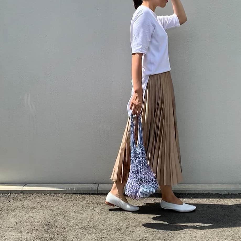 aki_closetのインスタグラム：「. ふわり🍃 . 長めトップスとロングスカート合わせるのが 秋冬の気分🌰. . まずはベージュや茶色が気になるから スカート投入👗 .  #zara #aton #celine #oldceline」