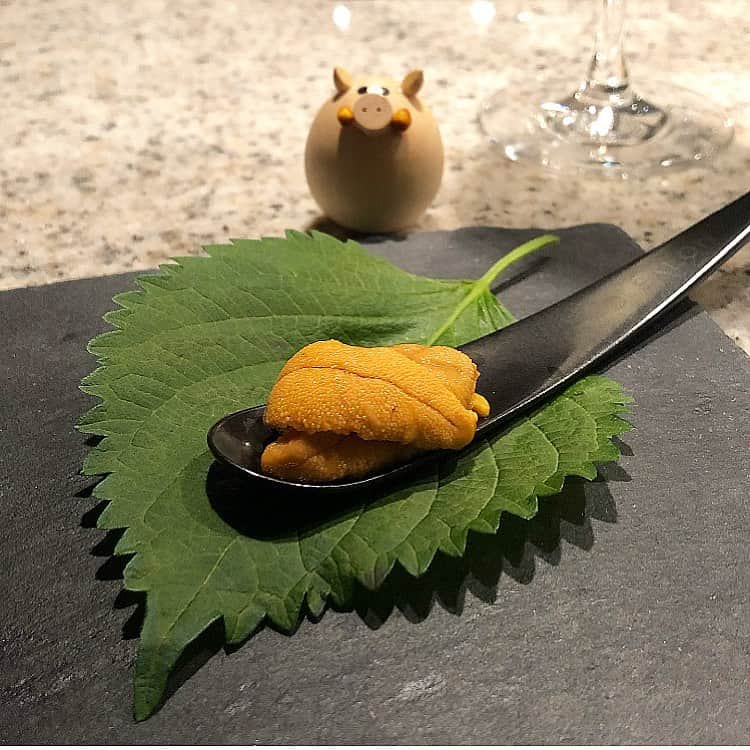 榊山敬代のインスタグラム：「🌊🥄… ・ ９月のはじまりにて 週末おうちごはんは  頂きました 雲丹さまを  盛り付けただけの巻  雲丹だけを シンプルに いただくと  食べるというよりは すぐにとろけて飲む ような口当たりにて  お口の中はザブーンと… ・ まるで清められる 儀式のようでした ・ ・ 🌊🙏… ・ ・ 夕食が遅いときではお米を食べないので これを理由に雲丹さま贅沢な食べ方の巻  さてきょうは とても好天気  個展の準備に煮詰まった午後  おもわずお散歩かねて 食材を買いに出かけて  気分転換  日傘からのぞく水色は  夏の終わりの気配 まぶしかった空色  #夏のおわり ・ ・ ・ ・ 🎐… ・ 個展のご案内  榊山敬代 日本画展 「浄」Kiyoshi 泥水に咲く蓮のように  会期：令和元年 9月21日(土)／22日(日)／23日(月・祝) 会場：池上大坊本行寺客殿１階　牡丹／桔梗之間  開館時間／午前10時から午後3時　 作家在廊時間／全日午後12時から15時 入場料／無料  アクセス／東京都大田区池上2-10-5（都営浅草線西馬込駅・東急池上線池上駅より、いずれも徒歩10分） http://www.hongyozi.or.jp/ ・ ・ ・  この度は 東京は池上大坊本行寺にて 蓮をモチーフに 福島県いわき市のお寺より ご依頼いただき制作しました作品をはじめ いわき市のお寺からインスピレーションを いただき 仏教の説法のひとコマであります 八正道をテーマにしました新作を お披露目させていただきます  三日間と短い会期ではございますが お彼岸の季節に 情緒あるお寺の景観の中で 日本画とこころ浄らかなひとときへ ご案内できればとおもいます  本行寺から本門寺へと続く境内では都心を忘れるような壮観な眺めもございます 展示の他にも見所豊かなお寺ですのでこの機会にゆっくりとご堪能ください  個展開催につきましてのこころざしや 新作に対しての姿勢などはブログなど 少しずつ更新していきたくおもいます  掲載作品 八正道〈弐〉正しい心を灯して生きるとき 〈正命・正精進・正念・正定 図〉 制作 平成31年／絹本・彩色 ・ ・ ---------------------------------------- ・ ・ ・ #😪 #夕食 #dinner #おうちごはん #おつまみ  #御馳走 #頂き物 #うに #雲丹 #sea​​urchin #海の恵み #ごちそうさまでした #Japanese #food #和食 #seafood #artist #cooking #盛り付け #日本画家 の #お料理こんなもん  #秋のはじまり #食欲の秋」