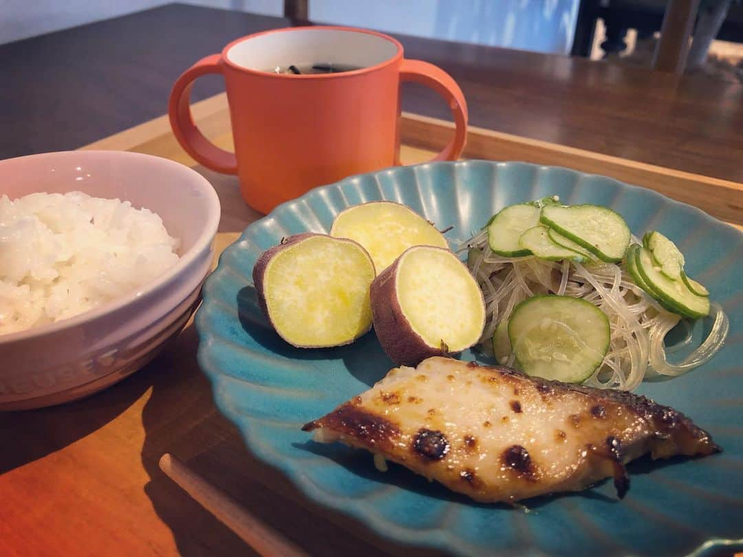 犬伏まりさんのインスタグラム写真 - (犬伏まりInstagram)「今日のまりさん食堂🍽﻿ ﻿ ・銀ダラ西京漬け﻿ ﻿ ・春雨サラダ﻿ ﻿ ・さつまいも🍠﻿ ﻿ ・舞茸のお味噌汁﻿ ﻿ ・梨🍐﻿ ﻿ ﻿ ﻿ 夏バテが今頃？！筋肉痛も夏バテも30過ぎると遅れてきますね😅﻿ 食物繊維たっぷりな今晩のご飯🍚﻿ 最近 白米をあまり進んで食べてくれないのが悩みですが、、！﻿ ﻿ まっ！そんなお年頃？！なのかな？笑﻿ ﻿ くらいでサラッと流してます😂﻿ 暑いキッチンで作るだけで食欲減退な母は、冷たい梨でパワーチャージ👍﻿ ﻿ ﻿ #子供ごはん #食育 #ワーママごはん #キッズプレート #手作りごはん #幼児食 #幼児食献立 #食事記録 #栄養バランス #まりさん食堂 #mari3﻿ #おうちご飯 #クッキングラム #いただきます #ご飯記録 #手料理グラム #デリスタグラム  #ワンプレート #子供のいる生活 #幸せな食卓 #豊かな食卓 #和食 #食 #クッキング#お手伝い #魚 #食物繊維 #便秘解消 #夏バテメニュー」9月6日 17時56分 - bussymari