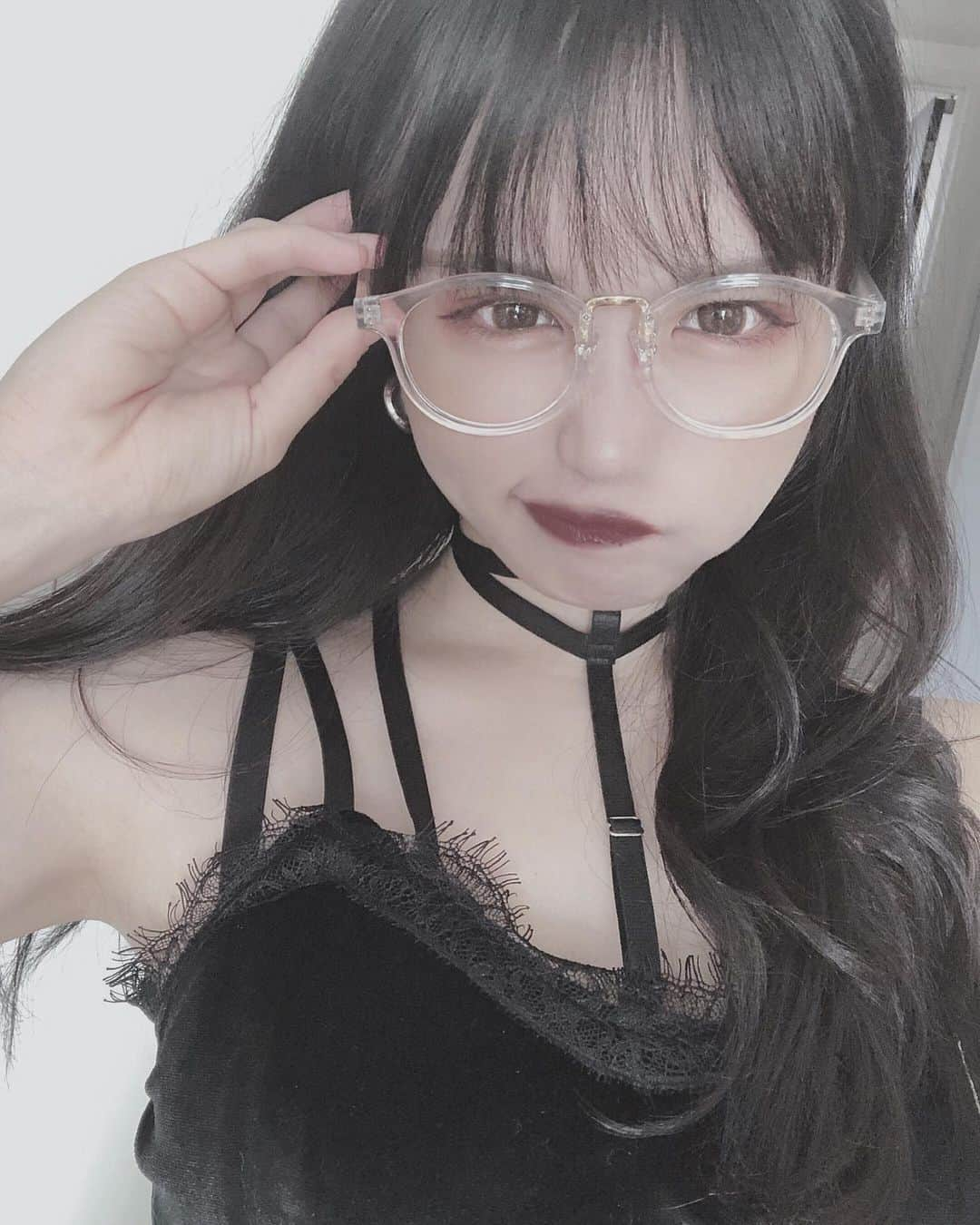 日向すずさんのインスタグラム写真 - (日向すずInstagram)「黒い服きて黒いリップ塗ってシルバーアクセ付けて目尻のアイライン長ーくひいときゃ髪が金でも黒でもあたいって感じがするのよ  いろんな格好するけどやっぱこれがしっくりくるのよ  髪の毛どちゃクソに伸びたら金髪復活しようと思ってるよ、腰くらいまでな」9月6日 17時57分 - osuzudashi_