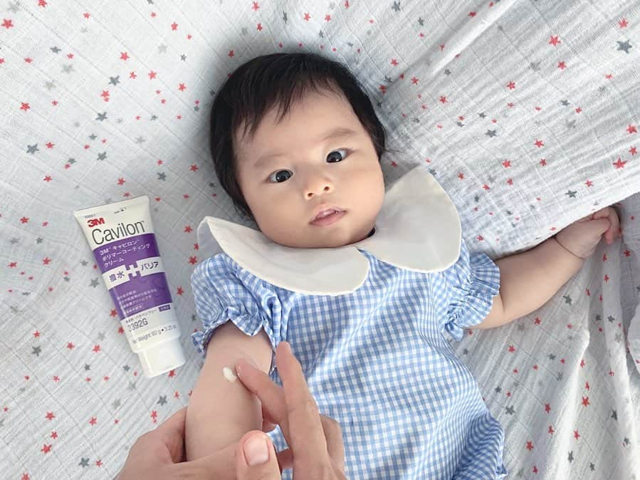 こままりえさんのインスタグラム写真 - (こままりえInstagram)「✴︎ skin care👶 . @kidsna.official の座談会で 子供たちの #オムツかぶれ の話題に👶💡 . 娘ちゃんは元々肌が弱いから #肌トラブル が他の子よりも多くって😂 すぐ赤くなったり痒くなったりして 自分でもそれが気になってさらに掻いて 酷くなってしまう…😢 そんな #悪循環 が多くって…😭😭 この話をしたら #医療現場 から誕生した #キャビロンポリマーコーティングクリーム を ご紹介いただきました💡 . これね💗 汚れをはじいてくれるだけでなく おしりをさらさらに保ってあげられるから 子供のおむつかぶれ対策に最適👶👏 #オムツかぶれ ってちゃんと防げるんだって 思えた製品なんです☺️✨ 赤くなってから対応するのでなく 予防することって大事だと気付かされました💡 . いまおうちでも実際に使ってみてるけど キャビロンは本当にのびがよくって 使うのも少量でいいからコスパ良いし 塗るだけで #肌トラブル を予防してくれるから 今の時期の弟くんのゆるゆるうんち対策にも いいなぁって感じました☺️ . おむつかぶれだけでなく #あせも対策 にもバッチリ使えるから 子どもたちの夏のスキンケアの強い味方🎶 . #キャビロン #3Mキャビロンポリマーコーティングクリーム #おむつかぶれ #おむつかぶれ対策 #肌荒れ #あせも #あせも対策 #スキンケア用品 #赤ちゃん #赤ちゃんのいる暮らし #赤ちゃんのいる生活 #子どものいる暮らし #こどものいる暮らし #PR #弟くんの成長記録 #生後3ヶ月 #娘ちゃんの成長記録 #2歳3ヶ月 #時短アイテム #スキンケア #あせも #皮膚トラブル」9月6日 18時01分 - komamarie