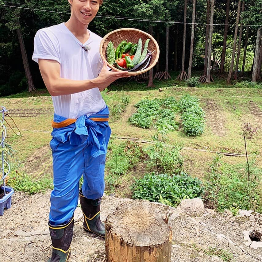 手島章斗さんのインスタグラム写真 - (手島章斗Instagram)「真面目にロケはしてます。  #農業男子  #農業体験  #古民家 #縁側 #とれたて野菜 #自然大好き #田舎大好き #広島 #広島大好き #庄原ランチ #農作業コーデ  #農作業スタイル #ばあちゃんの手伝い #思い出す」9月6日 18時02分 - akito_solidemo_official