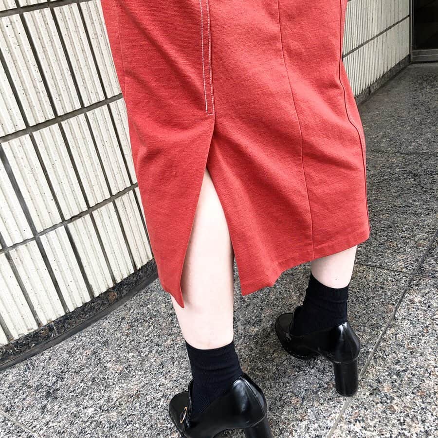 MAGASEEK(マガシーク) さんのインスタグラム写真 - (MAGASEEK(マガシーク) Instagram)「☆ 【マガスタッフのHENNAI】  こんにちは。アウトレットMDのmarina（162cm/24歳）です。  私のヘンアイはミディ丈のタイトスカート。ハイウエストのそれは脚も長く見せるし、これ一つで女性らしさを演出できるのが好きな理由です。そして気付けばクローゼットのボトムラックはタイトスカートだらけに（笑）。 ・ タイトスカートとひとくちに言っても、色や素材はもちろん、スリットの入り方でその雰囲気が変わってきます。フロントやバックの中央にスリットがあるのが通常ですが、スリットの深さをジップで調整出来たり、スリットがアシンメトリーに入っていたり、スリットからレースが覗いたり……。 ・ 今日履いているのはこれまた私のヘンアイブランド「レディアゼル」のもの。バックのスリットがアシンメトリーに入っていて、ちょっとレトロな色合いにホワイトステッチのアクセントも◎。秋に向けて活躍してくれそうです。  ただスニーカーやぺたんこ靴だとどうしてもバランスが難しいので、私の足元は9cmヒールが定番。巷のスニーカーブームを尻目に、今日も9cmヒールで外出行ってきます！  #ootd ニット：REDYAZEL スカート：REDYAZEL シューズ：RANDA バッグ：STELLA McCARTNEY ネックレス：ete 時計：Daniel Wellington その他：ブランド不明  @magaseek #magaseek #マガシーク #happynewwear #MAGAsta #ファッション #ファッションコーデ #服 #今日のコーデ #今日の服 #コーデ #スタイリング #カジュアルコーデ #スカートコーデ #タイトスカート #タイトスカートコーデ #コーデ #オフィスカジュアル #redyazel #レディアゼル #stellamccartney #ete #danielwellington」9月6日 18時05分 - magaseek