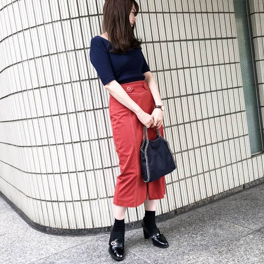 MAGASEEK(マガシーク) さんのインスタグラム写真 - (MAGASEEK(マガシーク) Instagram)「☆ 【マガスタッフのHENNAI】  こんにちは。アウトレットMDのmarina（162cm/24歳）です。  私のヘンアイはミディ丈のタイトスカート。ハイウエストのそれは脚も長く見せるし、これ一つで女性らしさを演出できるのが好きな理由です。そして気付けばクローゼットのボトムラックはタイトスカートだらけに（笑）。 ・ タイトスカートとひとくちに言っても、色や素材はもちろん、スリットの入り方でその雰囲気が変わってきます。フロントやバックの中央にスリットがあるのが通常ですが、スリットの深さをジップで調整出来たり、スリットがアシンメトリーに入っていたり、スリットからレースが覗いたり……。 ・ 今日履いているのはこれまた私のヘンアイブランド「レディアゼル」のもの。バックのスリットがアシンメトリーに入っていて、ちょっとレトロな色合いにホワイトステッチのアクセントも◎。秋に向けて活躍してくれそうです。  ただスニーカーやぺたんこ靴だとどうしてもバランスが難しいので、私の足元は9cmヒールが定番。巷のスニーカーブームを尻目に、今日も9cmヒールで外出行ってきます！  #ootd ニット：REDYAZEL スカート：REDYAZEL シューズ：RANDA バッグ：STELLA McCARTNEY ネックレス：ete 時計：Daniel Wellington その他：ブランド不明  @magaseek #magaseek #マガシーク #happynewwear #MAGAsta #ファッション #ファッションコーデ #服 #今日のコーデ #今日の服 #コーデ #スタイリング #カジュアルコーデ #スカートコーデ #タイトスカート #タイトスカートコーデ #コーデ #オフィスカジュアル #redyazel #レディアゼル #stellamccartney #ete #danielwellington」9月6日 18時05分 - magaseek